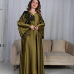 ⁦جلابية مخاوير زيتي مطرزة بوردة فخمة وأنيقة⁩ - الصورة ⁦10⁩