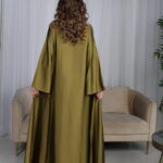 ⁦جلابية مخاوير زيتي مطرزة بوردة فخمة وأنيقة⁩ - الصورة ⁦3⁩