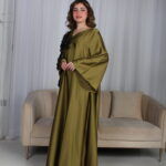 ⁦جلابية مخاوير زيتي مطرزة بوردة فخمة وأنيقة⁩ - الصورة ⁦4⁩