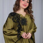 ⁦جلابية مخاوير زيتي مطرزة بوردة فخمة وأنيقة⁩ - الصورة ⁦7⁩