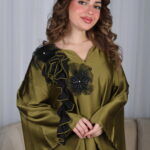 ⁦جلابية مخاوير زيتي مطرزة بوردة فخمة وأنيقة⁩ - الصورة ⁦9⁩