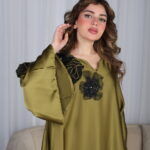 ⁦جلابية مخاوير زيتي مطرزة بوردة فخمة وأنيقة⁩ - الصورة ⁦11⁩