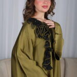 ⁦جلابية مخاوير زيتي مطرزة بوردة فخمة وأنيقة⁩ - الصورة ⁦12⁩