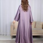 ⁦جلابية موف وترتر ذهبي خليجيه بياقة و شك⁩ - الصورة ⁦4⁩