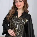 ⁦جلابية أسود وترتر ذهبي خليجيه بياقة و شك⁩ - الصورة ⁦7⁩