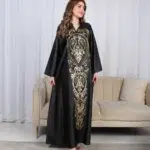 ⁦جلابية أسود وترتر ذهبي خليجيه بياقة و شك⁩ - الصورة ⁦3⁩