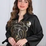 ⁦جلابية أسود وترتر ذهبي خليجيه بياقة و شك⁩ - الصورة ⁦5⁩