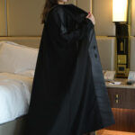 ⁦عباية كتف بشك اسود و رمادي محددة بقماش لماع⁩ - الصورة ⁦3⁩