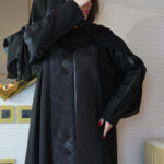 ⁦عباية كتف بشك اسود و رمادي محددة بقماش لماع⁩ - الصورة ⁦2⁩