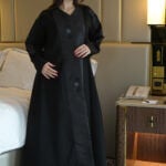 عباية كتف بشك اسود و رمادي محددة بقماش لماع