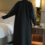 ⁦عباية كتف بشك اسود و رمادي محددة بقماش لماع⁩ - الصورة ⁦5⁩