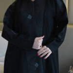 ⁦عباية كتف بشك اسود و رمادي محددة بقماش لماع⁩ - الصورة ⁦6⁩