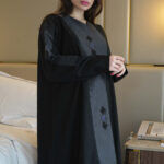 ⁦عباية كتف بشك اسود و رمادي محددة بقماش لماع⁩ - الصورة ⁦7⁩