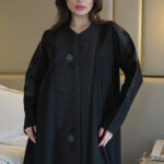 ⁦عباية كتف بشك اسود و رمادي محددة بقماش لماع⁩ - الصورة ⁦8⁩