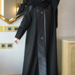 ⁦عباية كتف بشك اسود و رمادي محددة بقماش لماع⁩ - الصورة ⁦9⁩