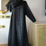 ⁦عباية كتف بشك اسود و رمادي محددة بقماش لماع⁩ - الصورة ⁦10⁩