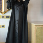 ⁦عباية كتف بشك اسود و رمادي محددة بقماش لماع⁩ - الصورة ⁦11⁩