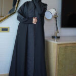 عباية كتف بشك اسود بشكل مميز و محددة بقماش جاكار