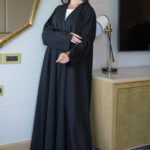 عباية ورد أسود مطرز بشك مخفي على اكمام