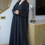 ⁦عباية ورد أسود مطرز بشك مخفي على اكمام⁩ - الصورة ⁦3⁩