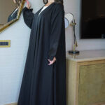 ⁦عباية ورد أسود مطرز بشك مخفي على اكمام⁩ - الصورة ⁦4⁩