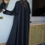 ⁦عباية ورد أسود مطرز بشك مخفي على اكمام⁩ - الصورة ⁦5⁩