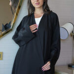 ⁦عباية ورد أسود مطرز بشك مخفي على اكمام⁩ - الصورة ⁦6⁩