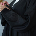 عبايات سوداء