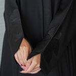 ⁦عباية ورد أسود مطرز بشك مخفي على اكمام⁩ - الصورة ⁦8⁩