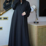 ⁦عباية ورد أسود مطرز بشك مخفي على اكمام⁩ - الصورة ⁦9⁩