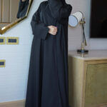 ⁦عباية ورد أسود مطرز بشك مخفي على اكمام⁩ - الصورة ⁦10⁩