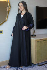 ⁦عباية ورد كحلي مطرز بشك مخفي على اكمام⁩ - الصورة ⁦3⁩