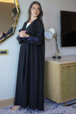 عباية ورد كحلي مطرز بشك مخفي على اكمام