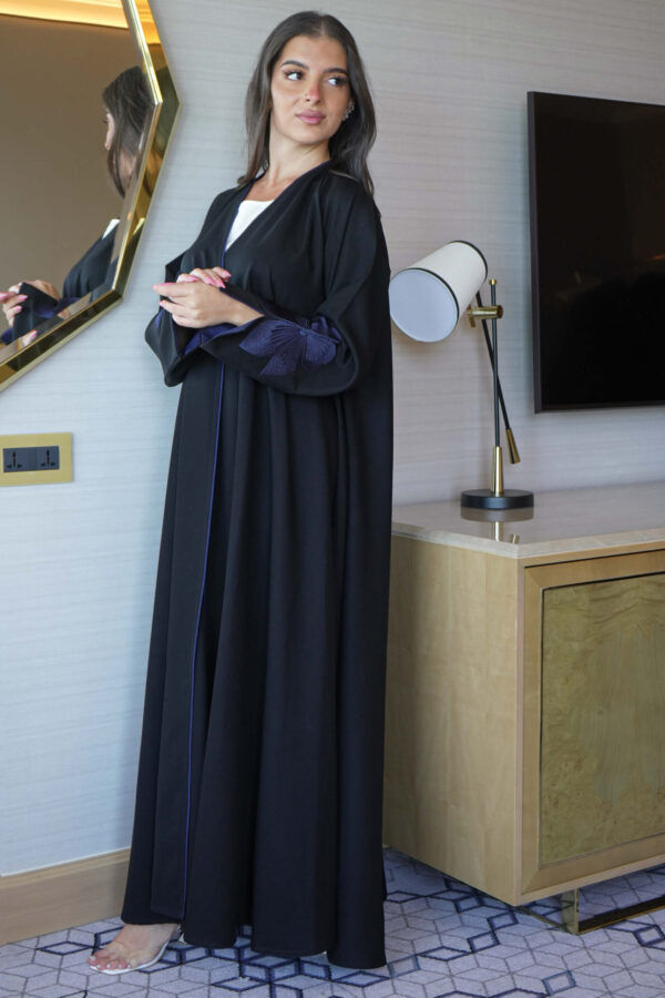 ⁦عباية ورد كحلي مطرز بشك مخفي على اكمام⁩ - الصورة ⁦4⁩