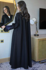 ⁦عباية ورد كحلي مطرز بشك مخفي على اكمام⁩ - الصورة ⁦5⁩