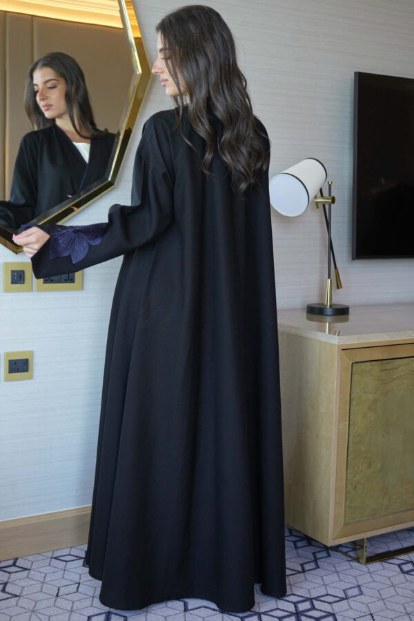 ⁦عباية ورد كحلي مطرز بشك مخفي على اكمام⁩ - الصورة ⁦5⁩