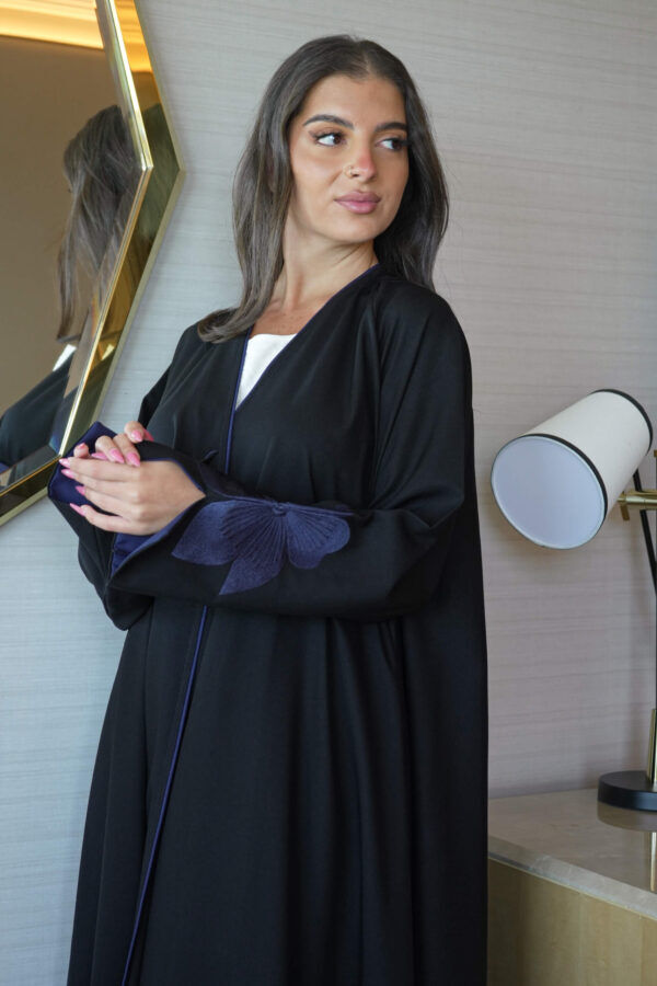 ⁦عباية ورد كحلي مطرز بشك مخفي على اكمام⁩ - الصورة ⁦6⁩