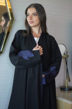 ⁦عباية ورد كحلي مطرز بشك مخفي على اكمام⁩ - الصورة ⁦7⁩