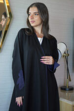 ⁦عباية ورد كحلي مطرز بشك مخفي على اكمام⁩ - الصورة ⁦8⁩