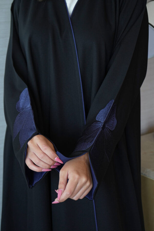 ⁦عباية ورد كحلي مطرز بشك مخفي على اكمام⁩ - الصورة ⁦2⁩