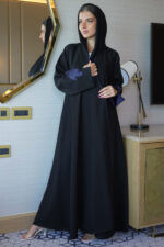 ⁦عباية ورد كحلي مطرز بشك مخفي على اكمام⁩ - الصورة ⁦9⁩