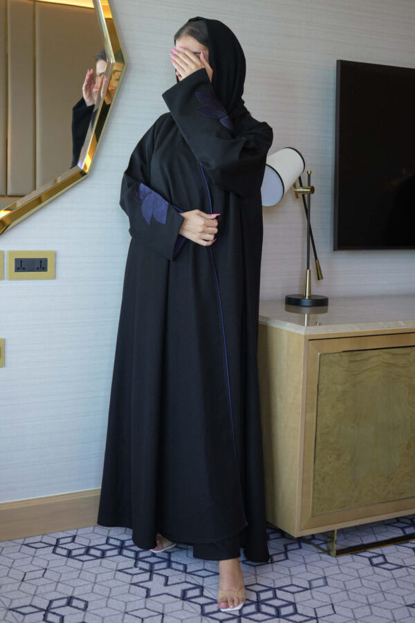 ⁦عباية ورد كحلي مطرز بشك مخفي على اكمام⁩ - الصورة ⁦10⁩