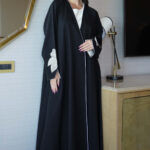 عباية ورد بيج مطرز بشك مخفي على اكمام