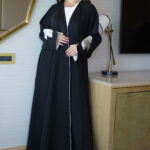 ⁦عباية ورد بيج مطرز بشك مخفي على اكمام⁩ - الصورة ⁦3⁩