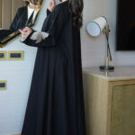 ⁦عباية ورد بيج مطرز بشك مخفي على اكمام⁩ - الصورة ⁦5⁩