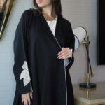 ⁦عباية ورد بيج مطرز بشك مخفي على اكمام⁩ - الصورة ⁦6⁩