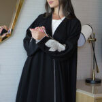 ⁦عباية ورد بيج مطرز بشك مخفي على اكمام⁩ - الصورة ⁦7⁩