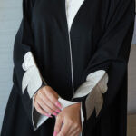 ⁦عباية ورد بيج مطرز بشك مخفي على اكمام⁩ - الصورة ⁦8⁩