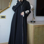 ⁦عباية ورد بيج مطرز بشك مخفي على اكمام⁩ - الصورة ⁦9⁩