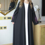 ⁦عباية ورد موف مطرز بشك مخفي على اكمام⁩ - الصورة ⁦2⁩